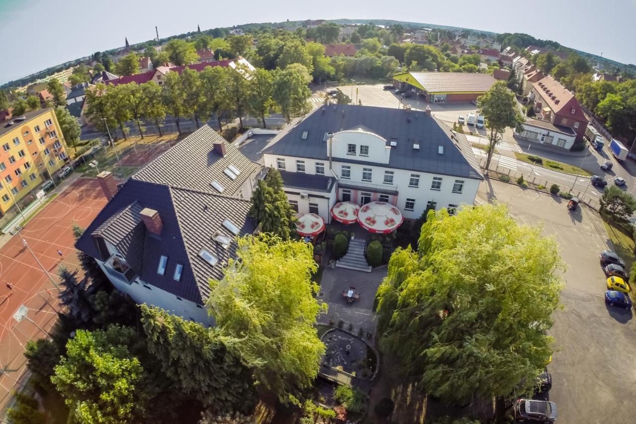Hotel Bialy Domek Walcz Bagian luar foto